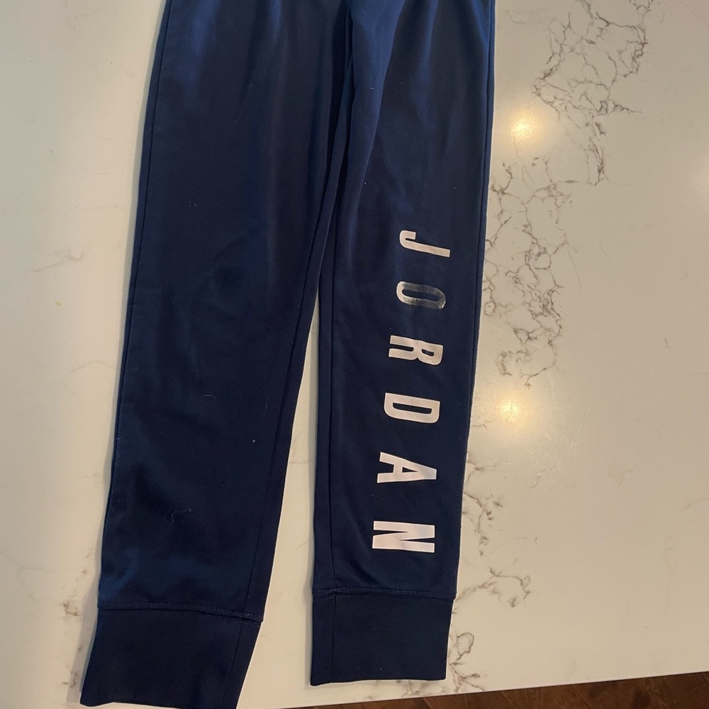 Boys Air Jordan jogger size 6-7